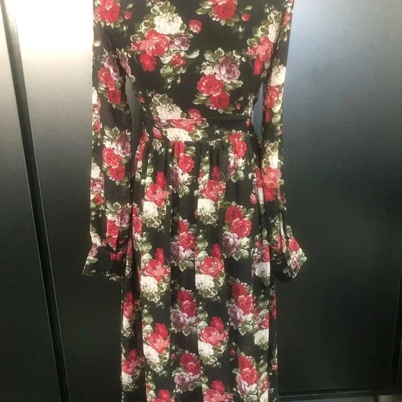 Re-Named Long Sleeve,Floral V-neck, lightweight,sheer, lined upper - Picture 5 of 15